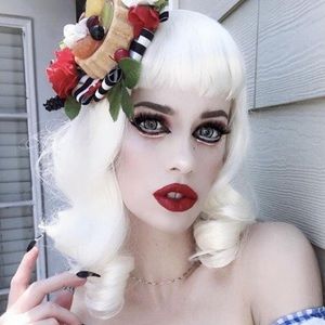 Annabelle wigs - Platinum Blonde, Vintage curls